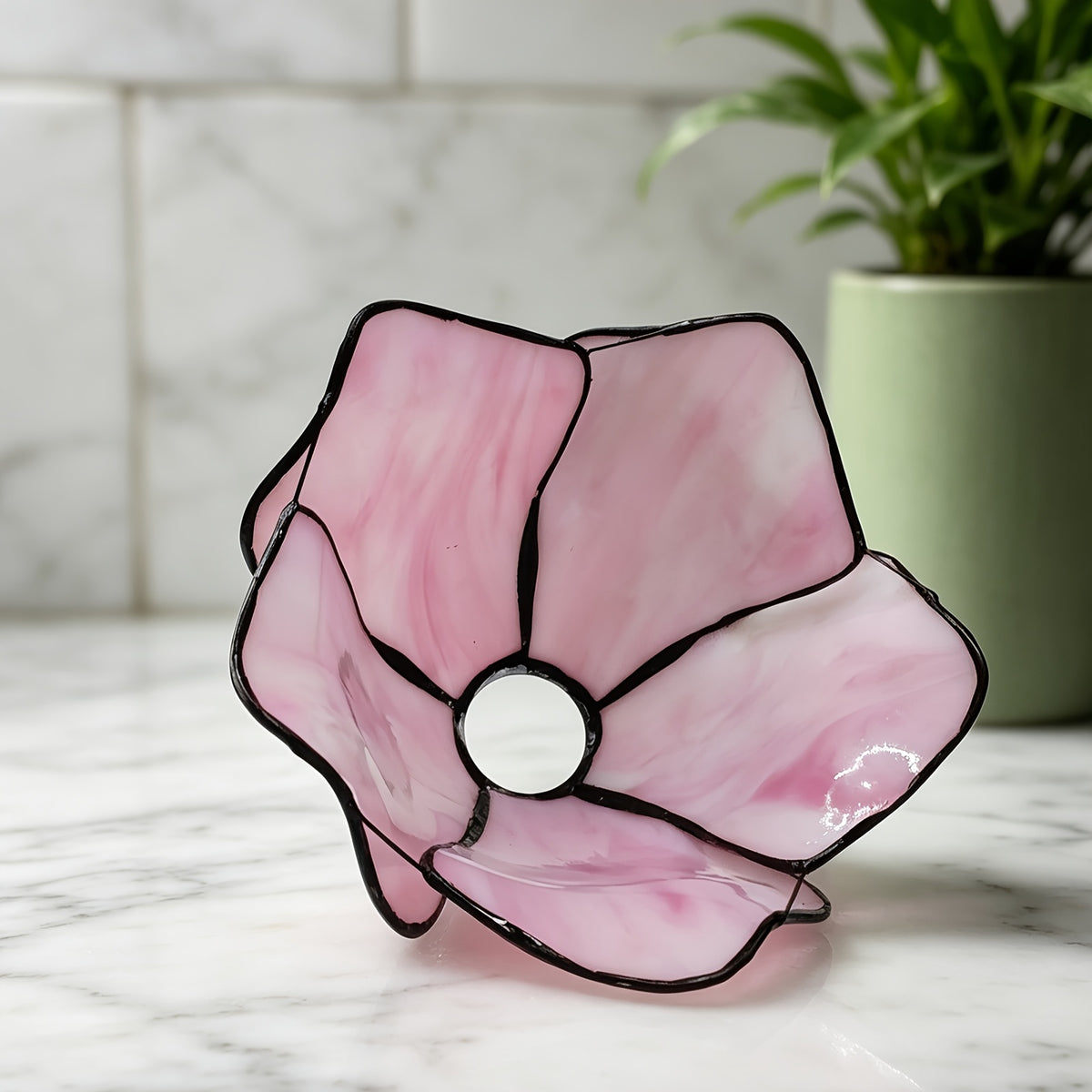 Verre tulipe en vitrail rose aux pétales cernés