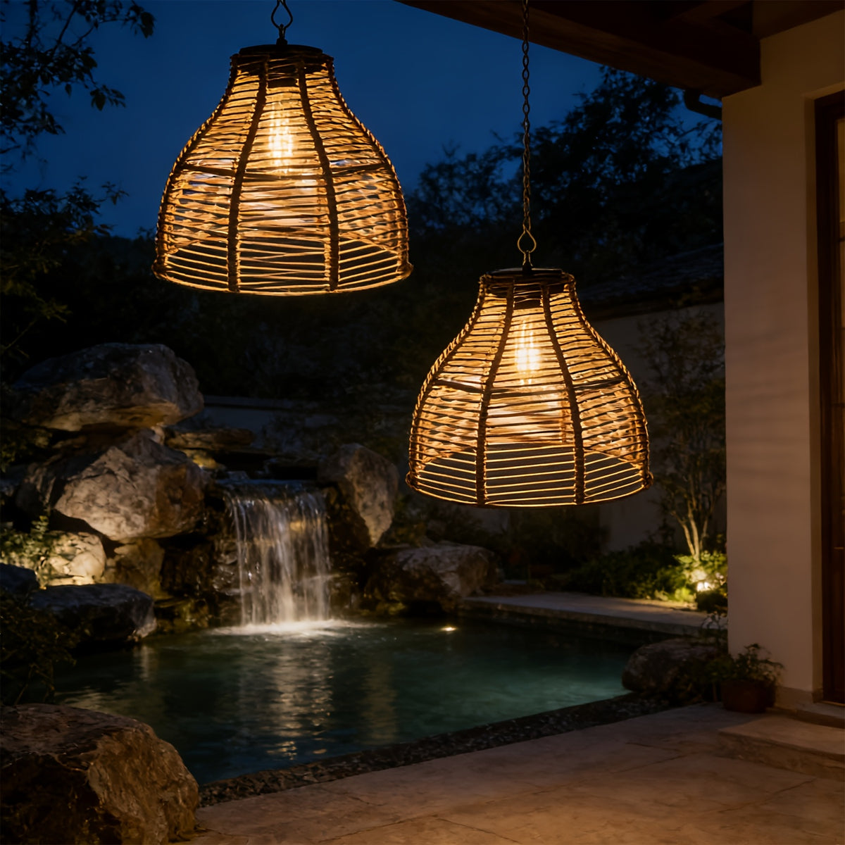 Suspension solaire cloche effet rotin tressé, ampoule filament