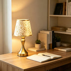 Lampe de chevet dorée à abat-jour fleuri, trois teintes de lumière