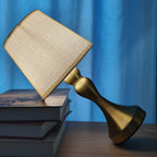 Lampe de chevet dorée, abat-jour conique aspect lin, câble USB