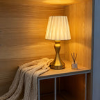 Lampe de chevet à abat-jour plissé blanc et pied doré balustre
