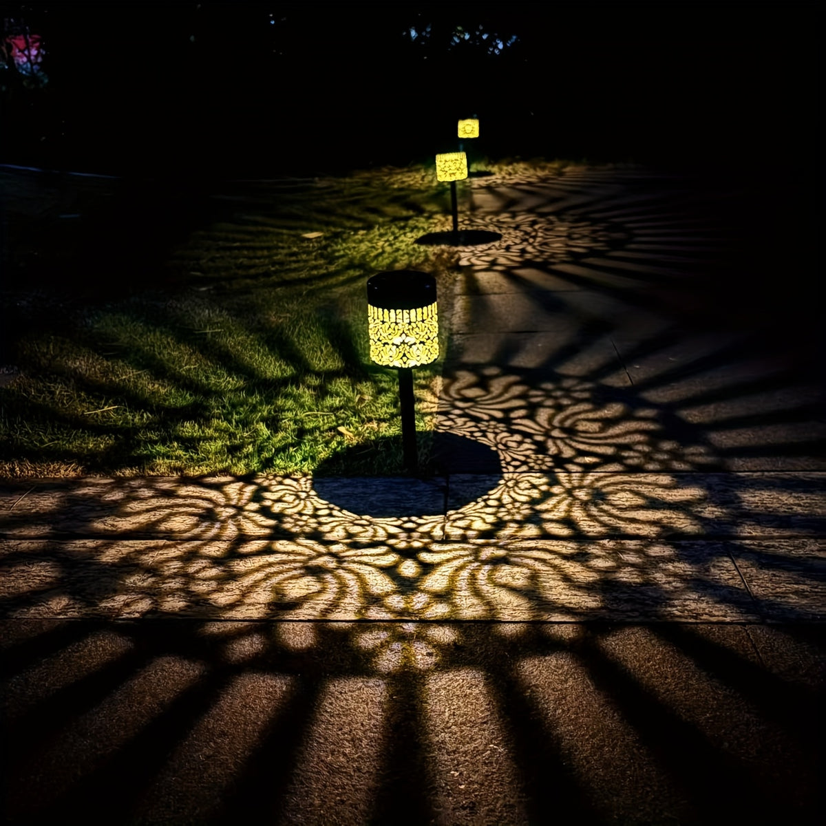 Lampe solaire de jardin en métal ajouré à motif pivoine, lot de 2 ou 4