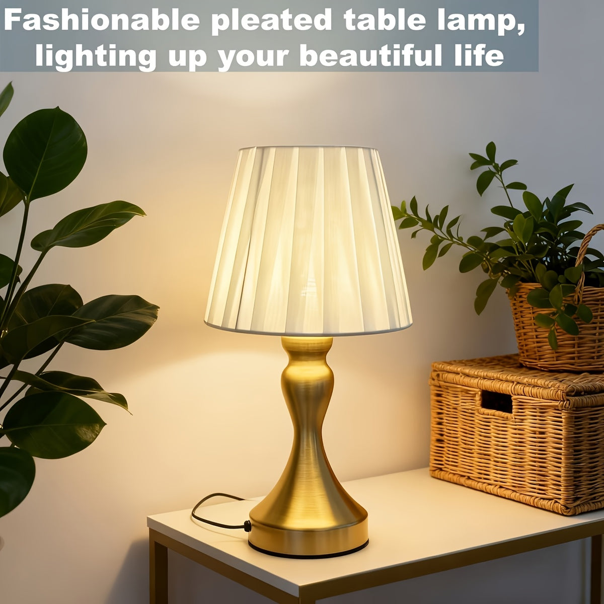 Lampe de chevet à abat-jour plissé blanc et pied doré balustre