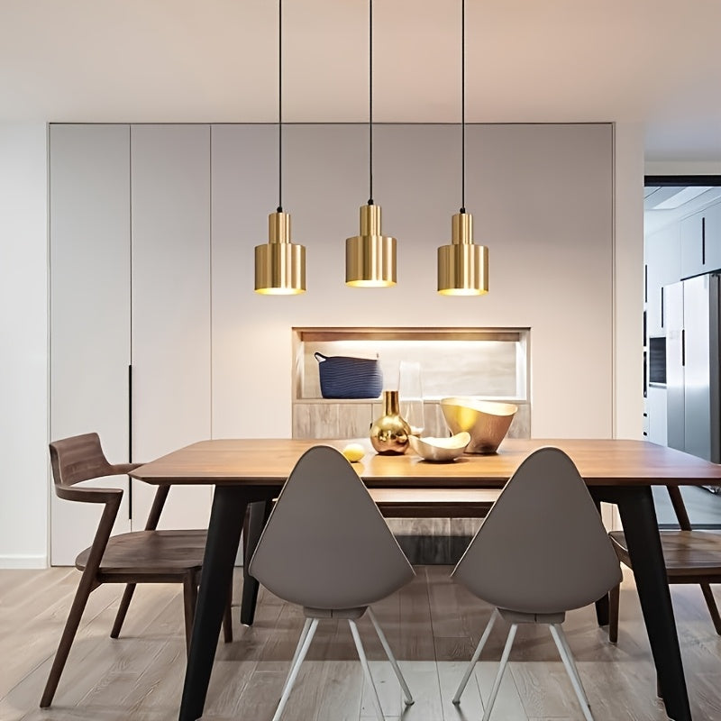 Un luminaire doré pour salle à manger moderne