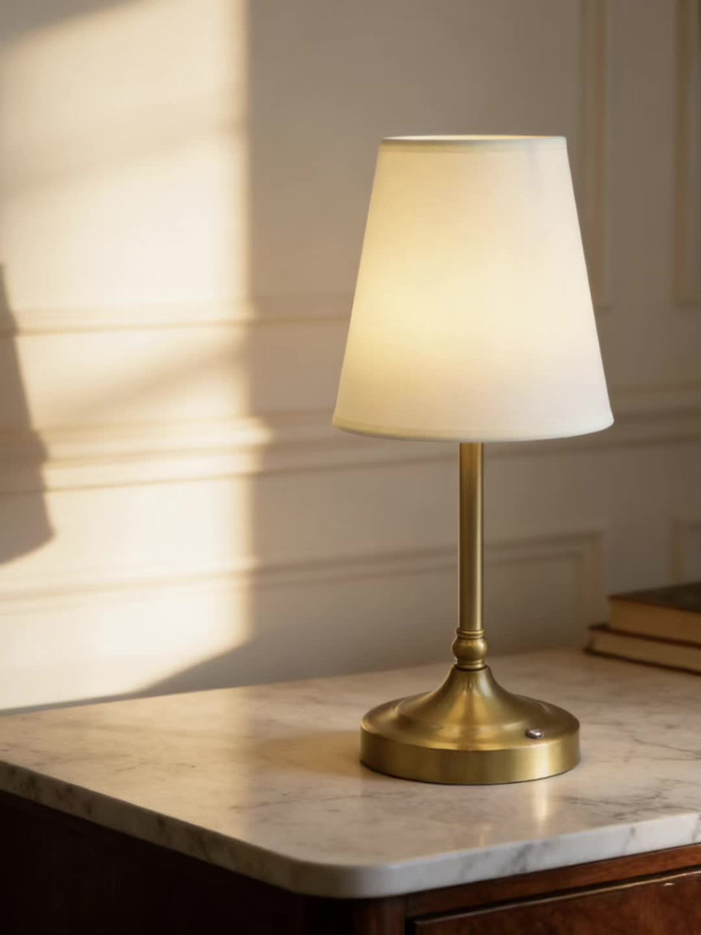 Lampe de chevet sans fil rétro, tige finition laiton et cône en tissu