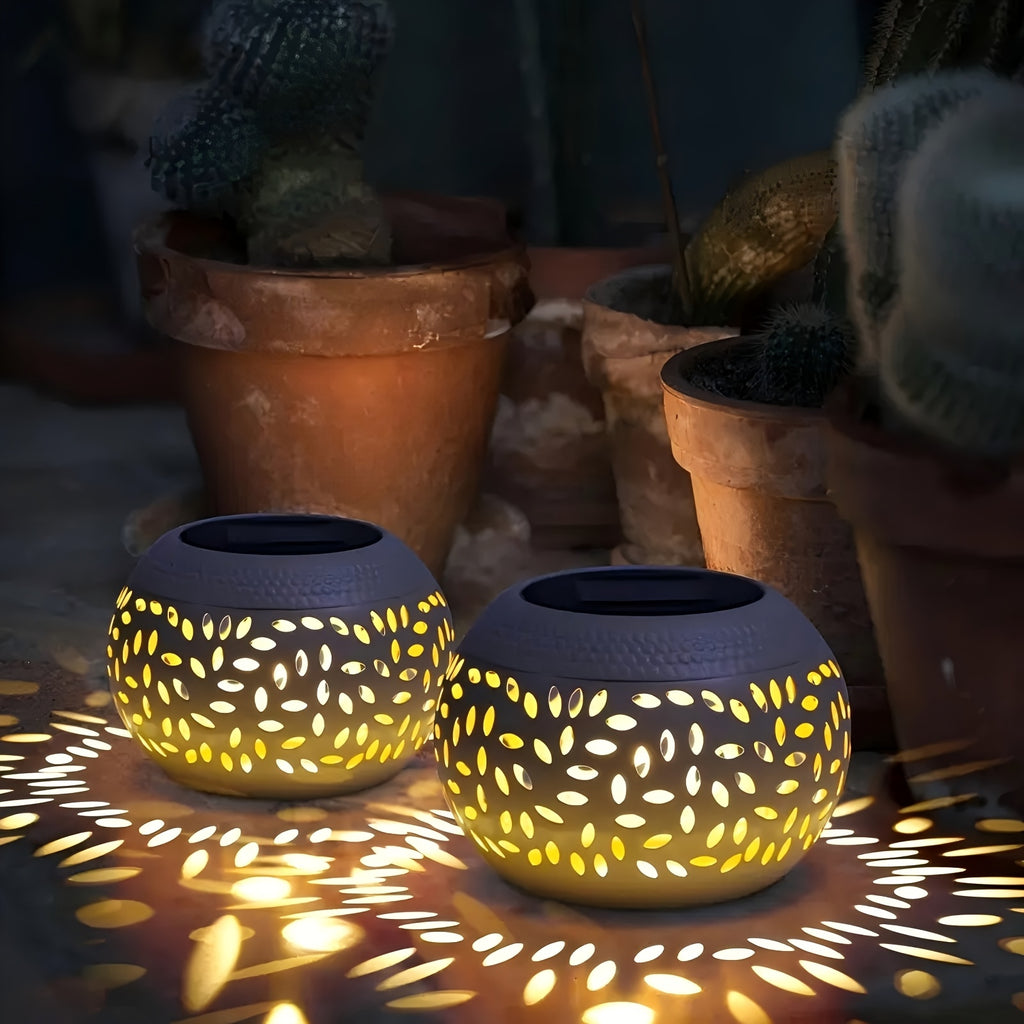 Lampe de table solaire boule en fer ajouré, motif de feuilles