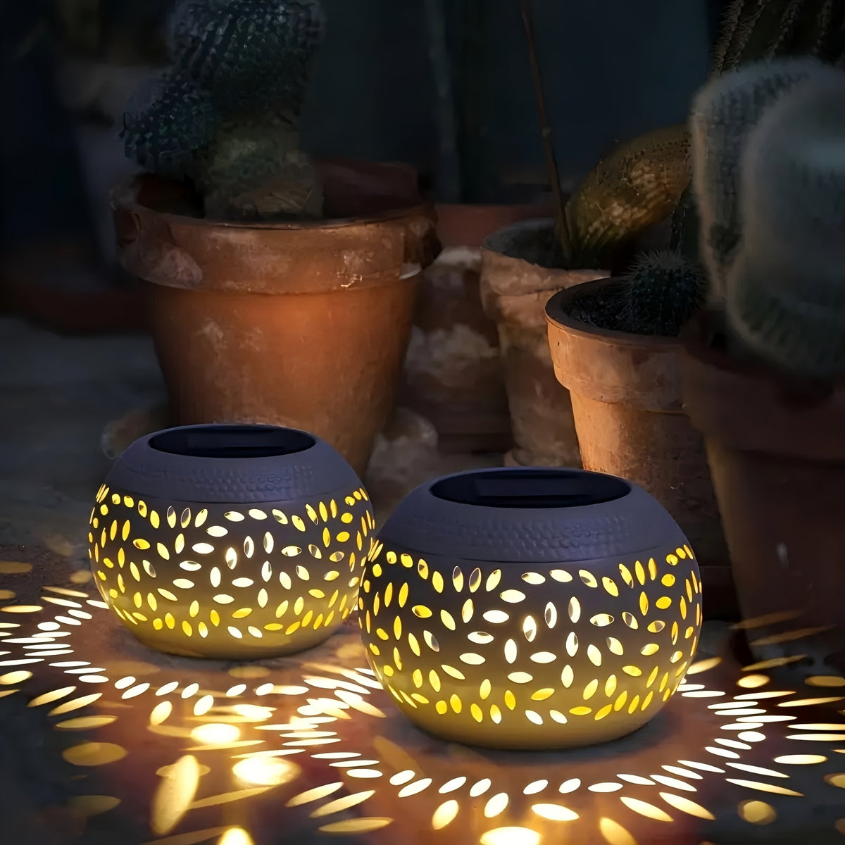 Lampe de table solaire boule en fer ajouré, motif de feuilles