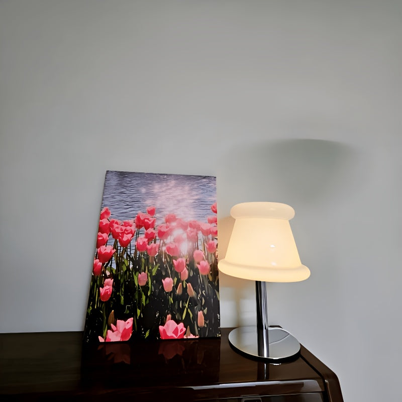 Lampe à poser cloche en verre opalin crème aux bords roulés
