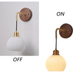 Applique murale suspendue globe en verre côtelé blanc, câble noir