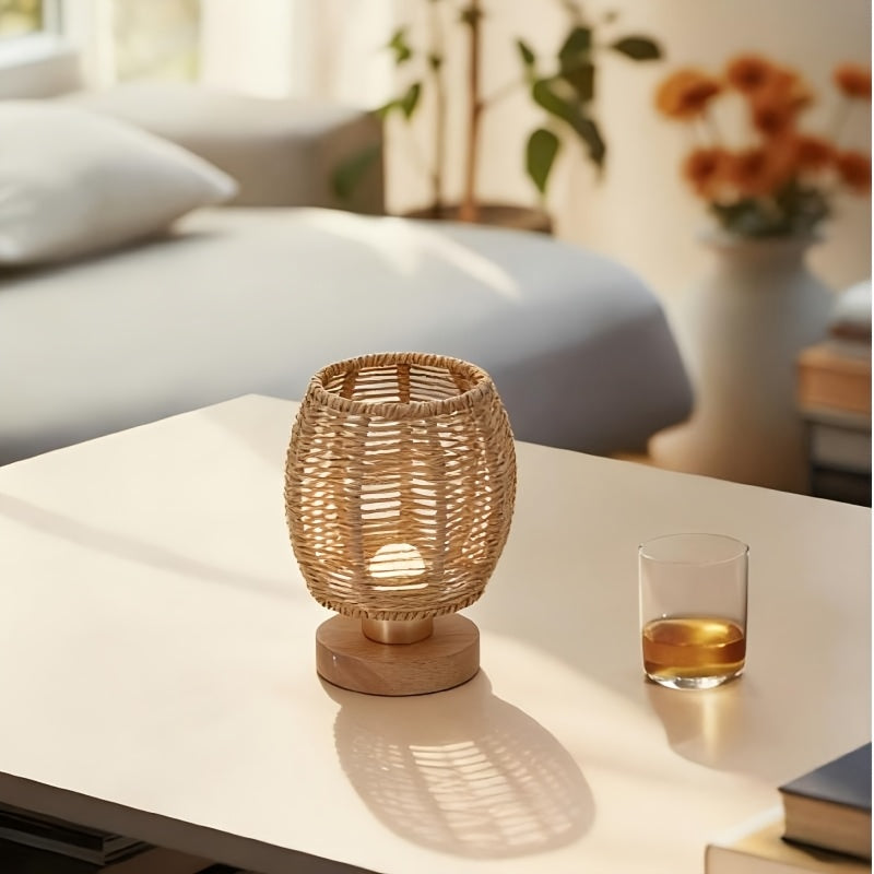 Lampe de chevet tressée façon panier, petit format et socle en bois