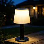 Lampe de table solaire à abat-jour blanc nervuré, 3 intensités