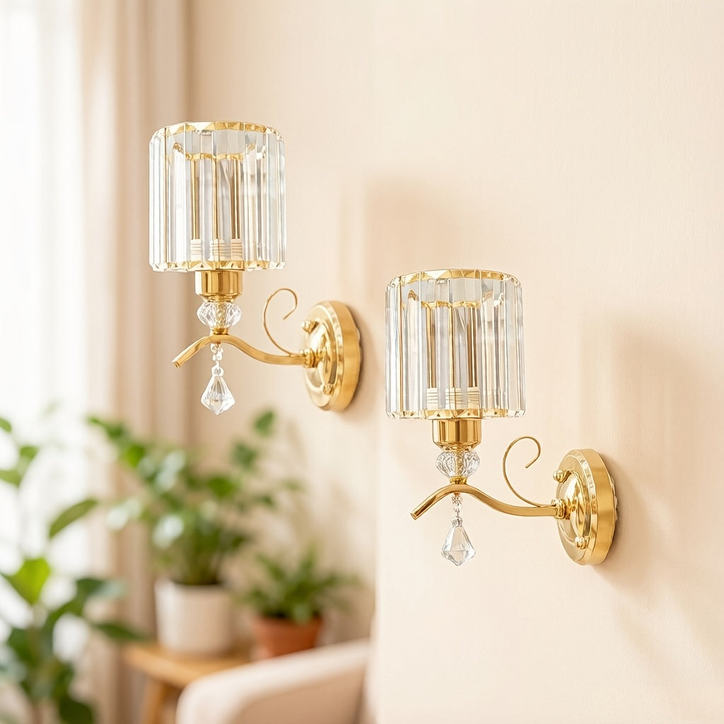 Lot de 2 appliques murales dorées à prismes de cristal et volute