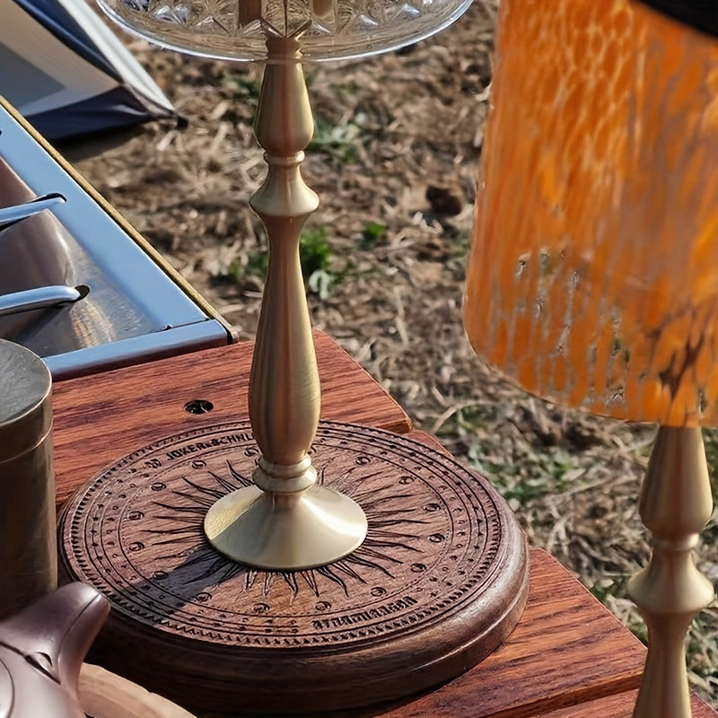 Un support de lampe nomade pour bivouac et intérieur