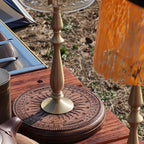 Pied de lanterne en bois gravé et colonne cuivrée, vis 1/4 de pouce