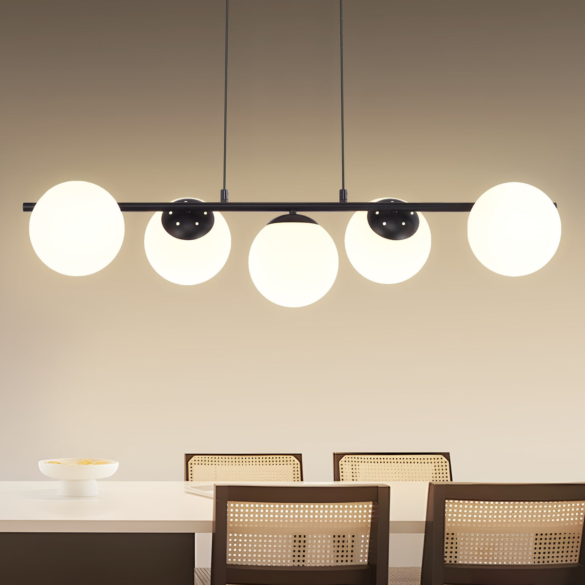 Suspension 5 globes opalins sur barre dorée de 90 cm, E27