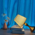 Lampe de chevet dorée, abat-jour conique aspect lin, câble USB