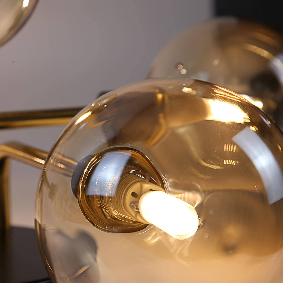 Plafonnier 5 globes en verre fumé ou ambré, monture noir et doré