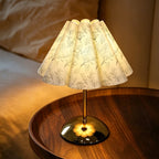 Lampe de chevet abat-jour pétale plissé à fleurs grises, pied doré