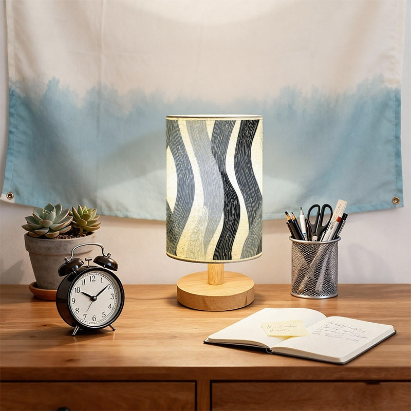 Lampe de chevet à lignes ondulées grises, socle bois, trois teintes