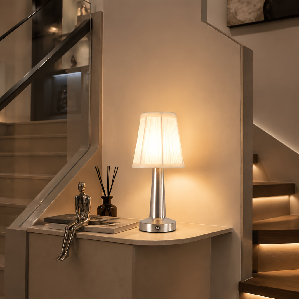 Lampe sans fil rechargeable à abat-jour plissé et pied conique