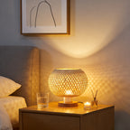 Lampe de chevet globe en bambou tressé sur socle bois, 20 cm
