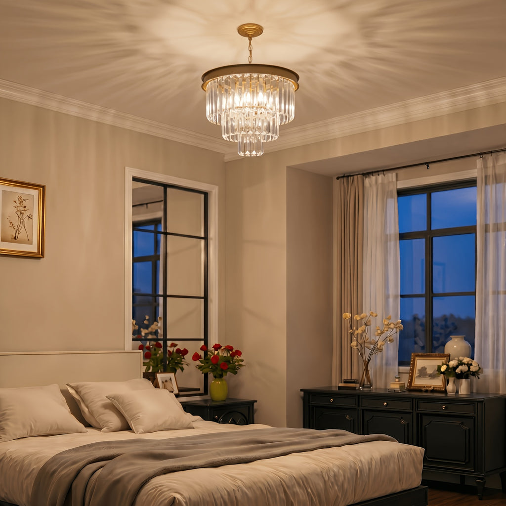 Lustre doré à trois étages de prismes de cristal, 7 lumières E14