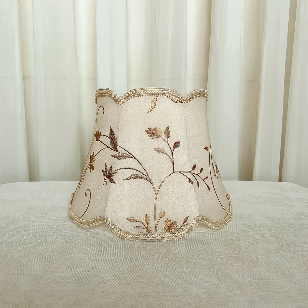 Abat-jour brodé crème à bord festonné et galon tressé, Ø 30 cm
