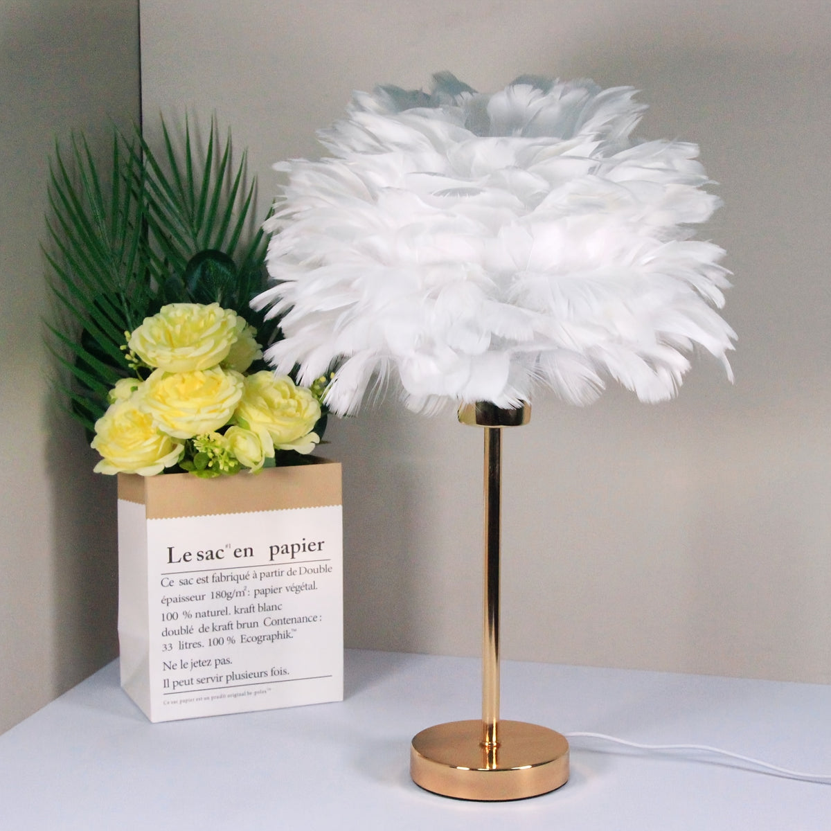Lampe de chevet en plumes de 40 cm, abat-jour Ø 23,5 cm et pied doré