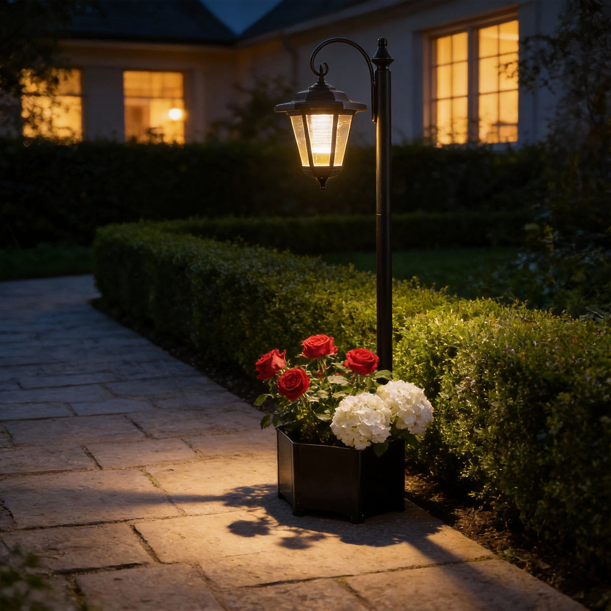 Un ensemble de petits lampadaires de rue suspendus avec des pots de fleurs et des tuyaux en coude