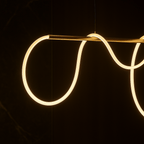 Suspension LED à tube de silicone en boucles sur barre dorée de 100 cm