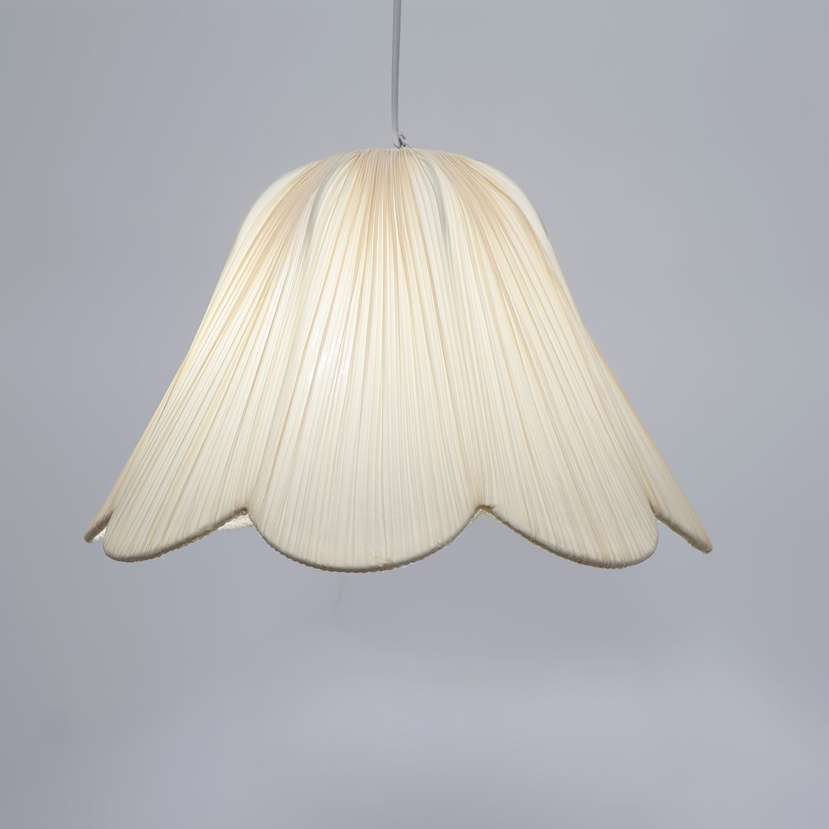 Abat-jour fleur en tissu plissé beige clair à bord festonné