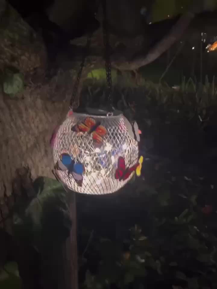 Suspension solaire boule grillagée aux papillons colorés, IP44