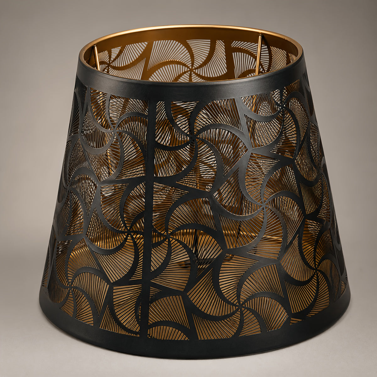 Une lampe de chevet aux ombres graphiques