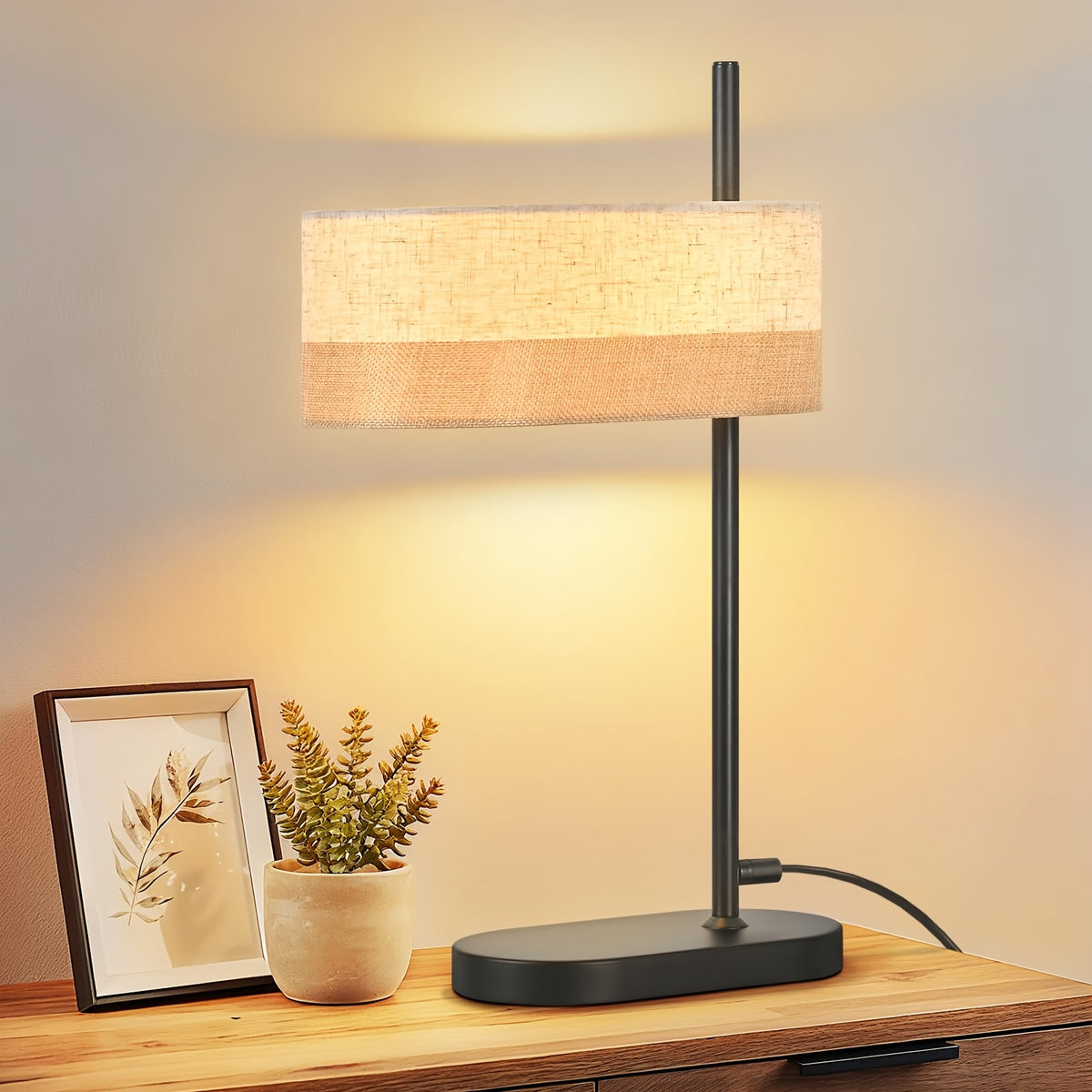 Lampe noire à abat-jour ovale décalé