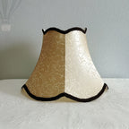 Abat-jour cloche festonné en jacquard champagne, galon chocolat
