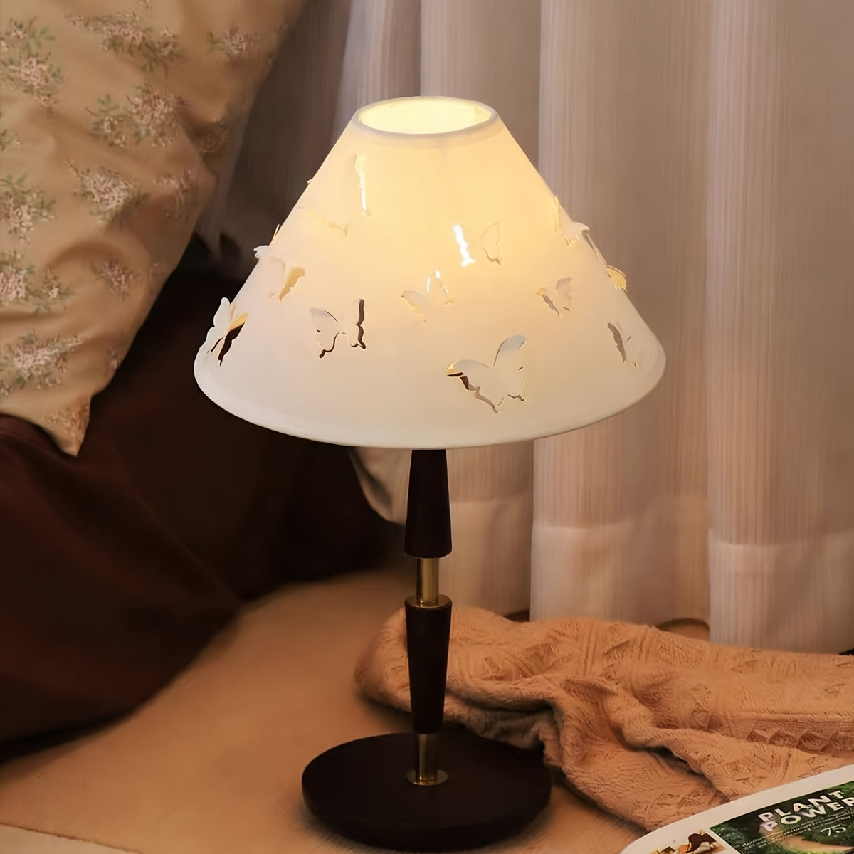 Abat-jour conique blanc à papillons découpés en relief, Ø 30 cm