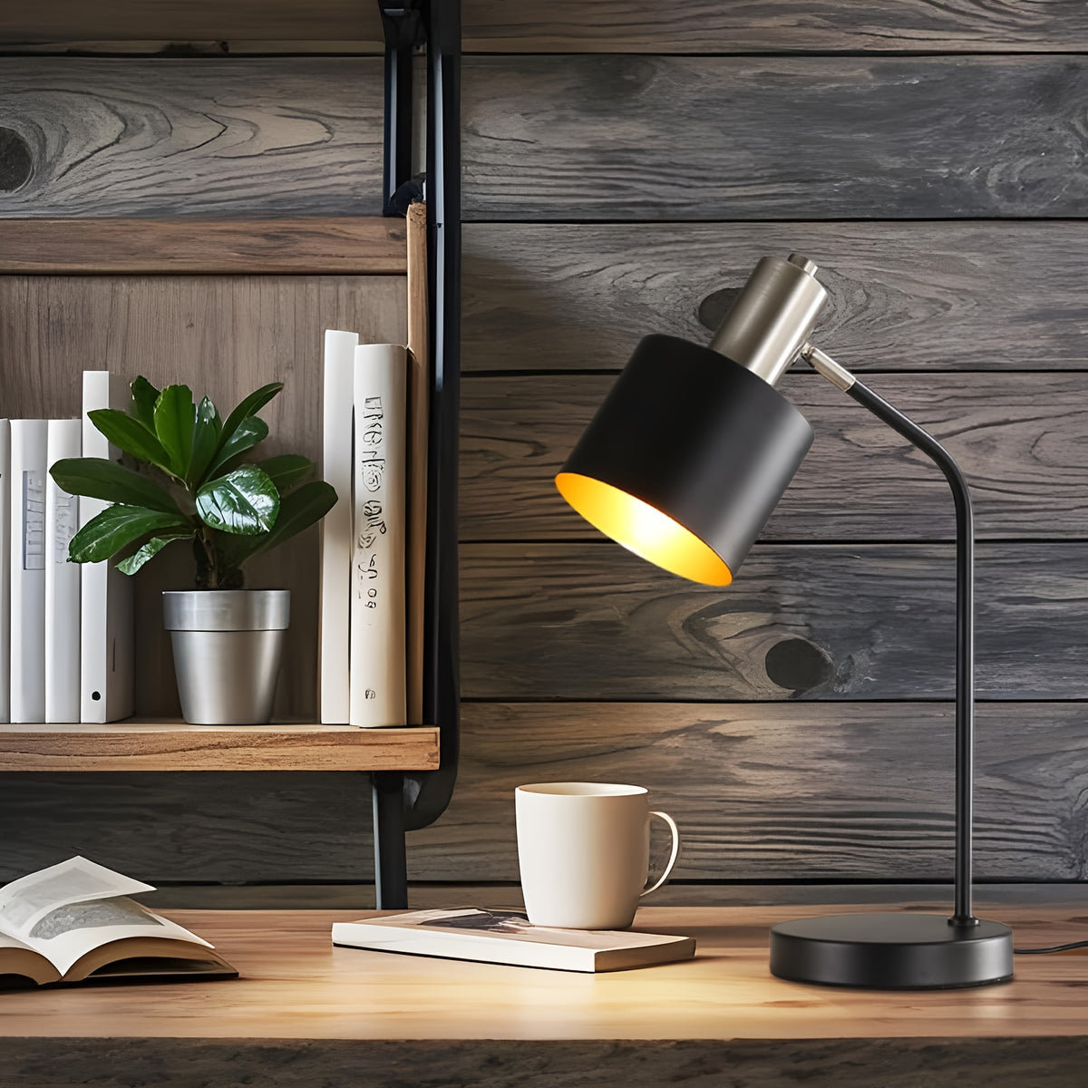 Une lampe noire entre chevet de lecture et bureau