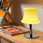 Lampe à poser cloche en verre opalin crème aux bords roulés