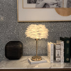 Lampe de chevet en plumes de 40 cm, abat-jour Ø 23,5 cm et pied doré
