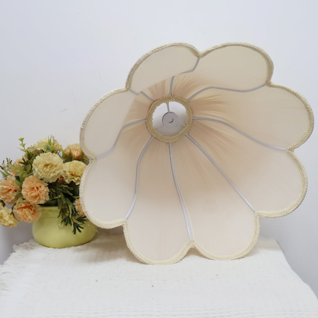 Abat-jour fleur en tissu plissé beige clair à bord festonné
