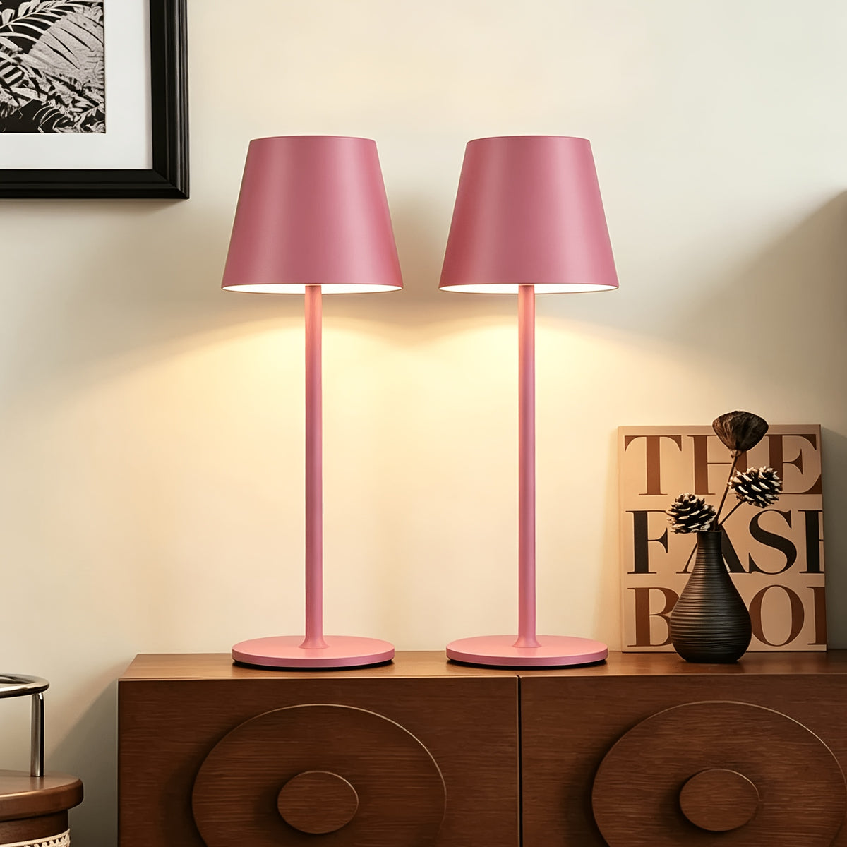 Une paire de lampes pour chevets, buffet et canapé