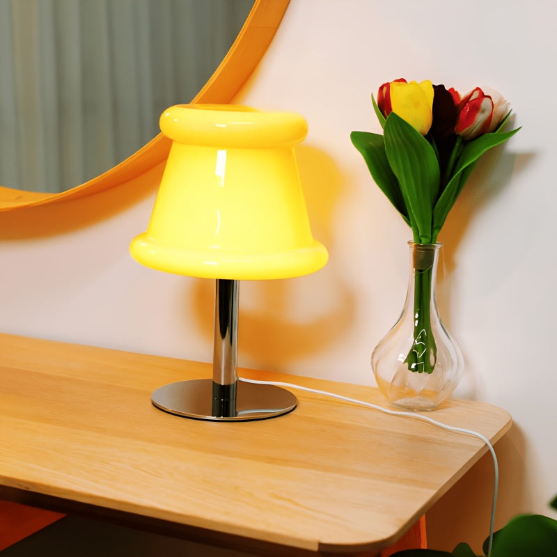 Lampe à poser cloche en verre opalin crème aux bords roulés