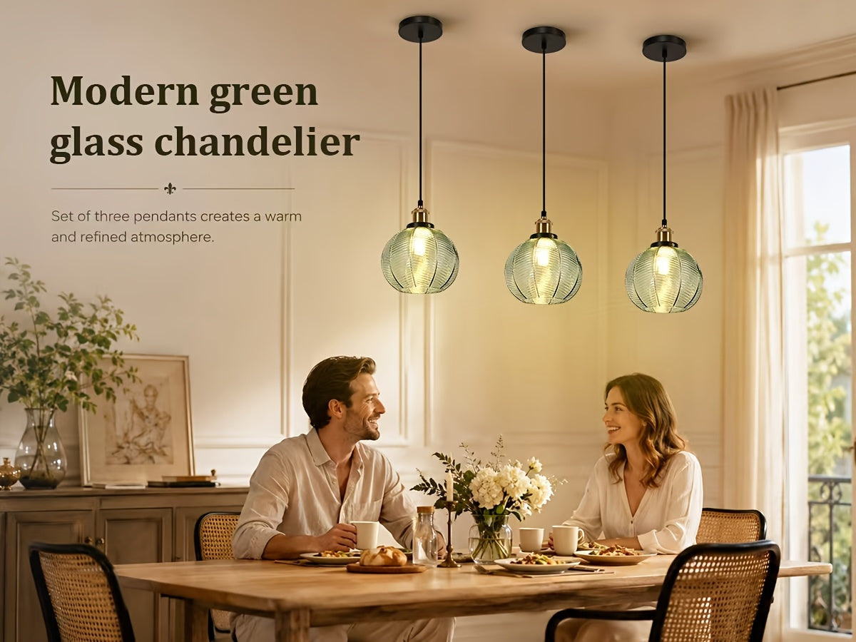 Suspension globe en verre vert nervuré, douille couleur laiton