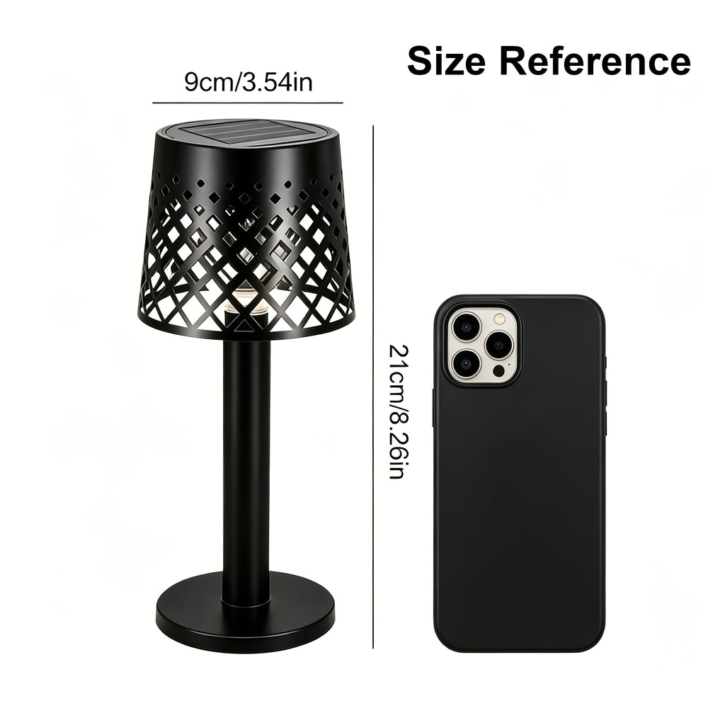 Quatre lampes solaires de bistrot à treillis noir pour table de jardin