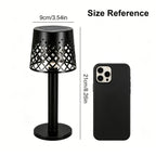Quatre lampes solaires de bistrot à treillis noir pour table de jardin