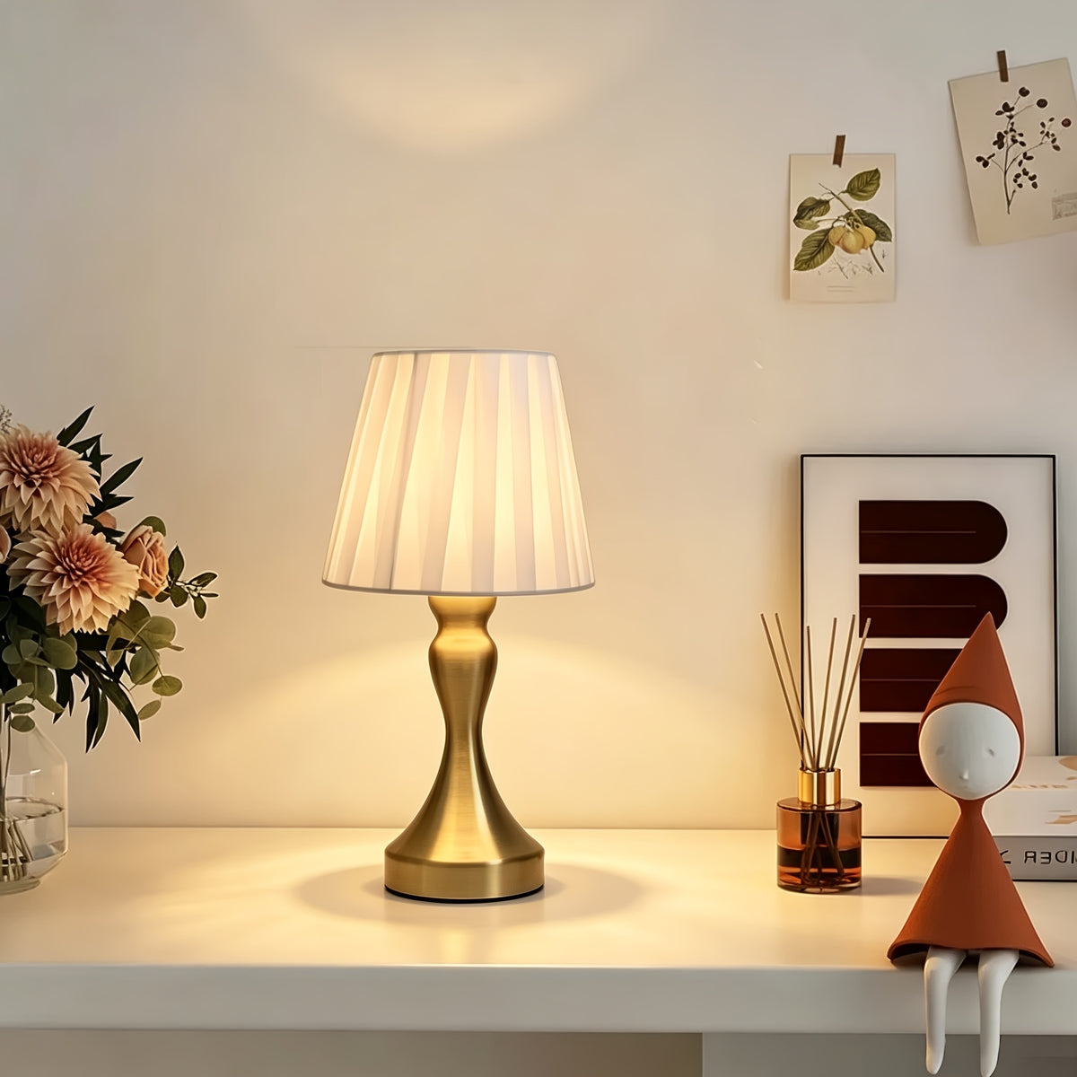 Lampe de chevet rétro au pied balustre doré, tissu plissé blanc, USB
