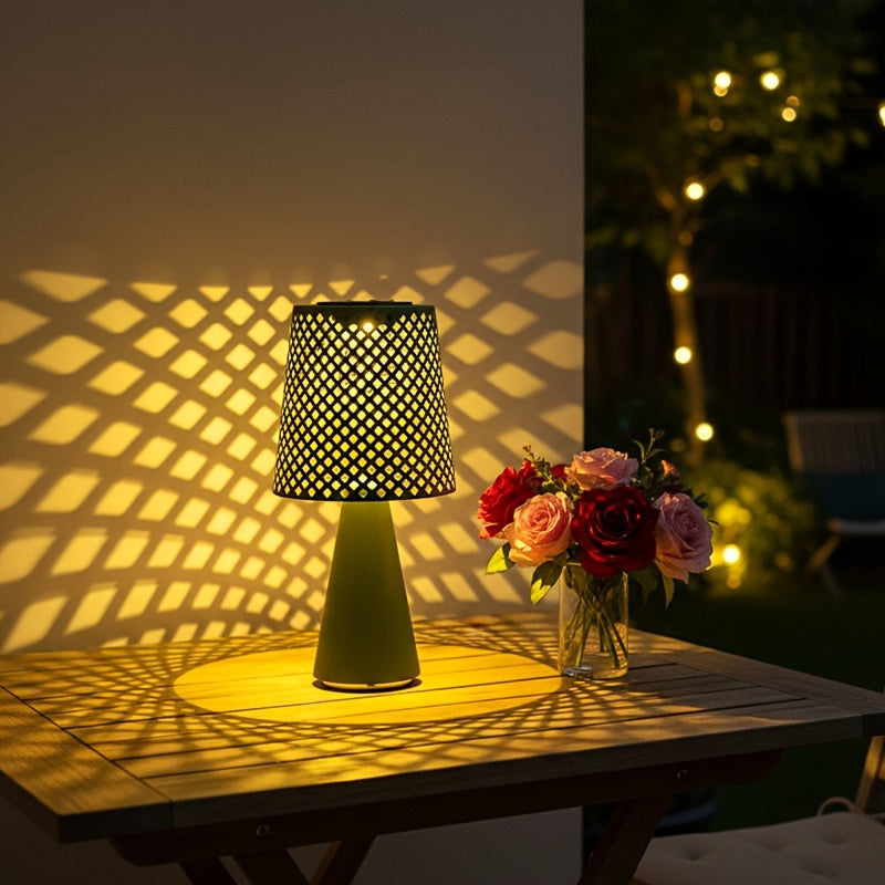 Une lampe solaire ajourée qui projette ses motifs