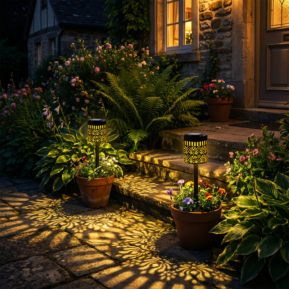 Lampe solaire de jardin en métal ajouré à motif pivoine, lot de 2 ou 4