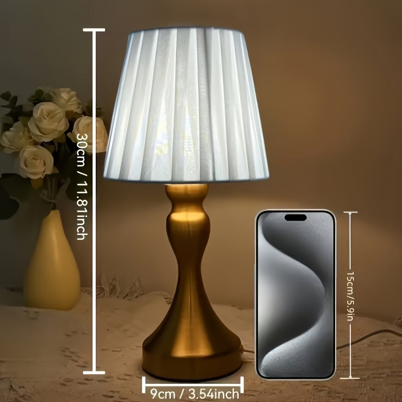 Lampe de chevet à abat-jour plissé blanc et pied doré balustre