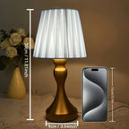 Lampe de chevet à abat-jour plissé blanc et pied doré balustre